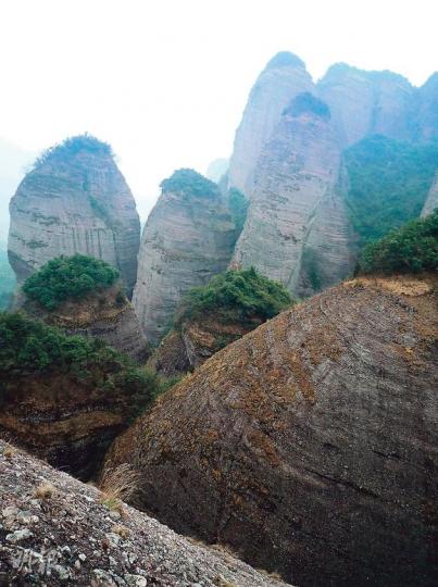 從「空中走廊」可看到對面山下的「五女拜壽」群峰。(水京攝) 沿雙峰間修建的遊覽徑,可到達「一線天」。(水京攝) 財神廟是山上唯一遊客可到的建築物。(水京攝) (水京攝) (明報製圖) 從「空中走廊」可看到對面山下的「五女拜壽」群峰。(水京攝) 沿雙峰間修建的遊覽徑,可到達「一線天」。(水京攝) 財神廟是山上唯一遊客可到的建築物。(水京攝) (水京攝) (明報製圖)