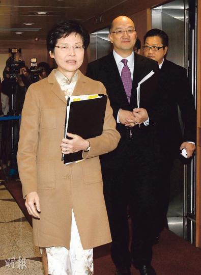 政務司長林鄭月娥(左)、政制及內地事務局長譚志源(中)昨與18區議會正、副主席會面,解釋政改諮詢文件,會上林太透露政制諮詢專責小組3名官員,稍後會落區派單張,向市民宣傳政改諮詢。(李紹昌攝) 政務司長林鄭月娥(左)、政制及內地事務局長譚志源(中)昨與18區議會正、副主席會面,解釋政改諮詢文件,會上林太透露政制諮詢專責小組3名官員,稍後會落區派單張,向市民宣傳政改諮詢。(李紹昌攝)