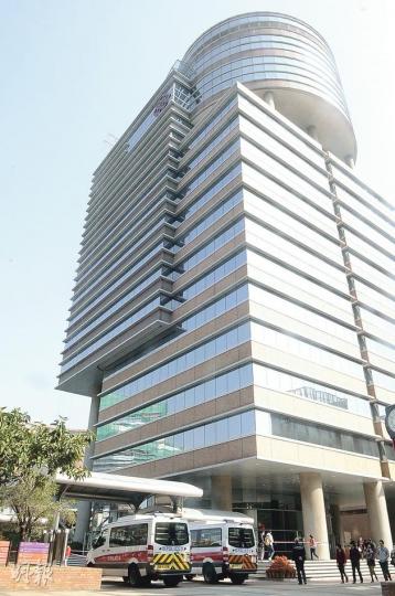 理工大學校方管理層寫字樓位於圖中M座李嘉誠樓,公關黎明輝昨日由16樓的傳訊及公共關係處寫字樓,走到14樓露天平台墮下身亡。(湯俊彥攝) 理工大學校方管理層寫字樓位於圖中M座李嘉誠樓,公關黎明輝昨日由16樓的傳訊及公共關係處寫字樓,走到14樓露天平台墮下身亡。(湯俊彥攝)