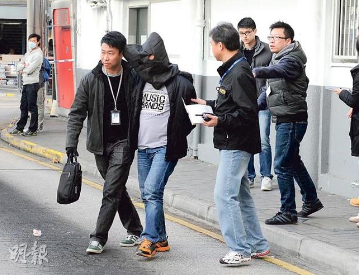 警方在尖沙嘴星光行旁的巴士站擒獲爆竊集團5名男子,其中一成員隨即被黑布蒙頭,由探員拘捕帶署調查。(蔡方山攝) 警方及時搗破匪幫行動,名牌貨二手店內的貨品幸保不失。(蔡方山攝) 探員駕黑色私家車截爆竊匪幫,遭匪徒車輛直撞後車頭嚴重損毁,甚至車頭品牌徽號及車牌也飛脫。(蔡方山攝) 警方在尖沙嘴星光行旁的巴士站擒獲爆竊集團5名男子,其中一成員隨即被黑布蒙頭,由探員拘捕帶署調查。(蔡方山攝) 警方及時搗破匪幫行動,名牌貨二手店內的貨品幸保不失。(蔡方山攝) 探員駕黑色私家車截爆竊匪幫,遭匪徒車輛直撞後車頭嚴重損毁,甚至車頭品牌徽號及車牌也飛脫。(蔡方山攝)