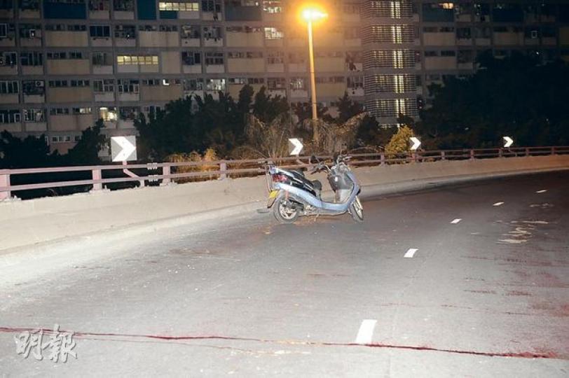 龍翔道天橋發生的一死一傷車禍,肇事的綿羊仔損毁輕微,事後已被移正,現場遺下一條長長血痕(前),相信是意外死傷者的血迹。(蔡方山攝) 警員意外現場行車天橋下的花槽,搜尋死傷者的頭盔及電單車尾箱。(蔡方山攝) 龍翔道天橋發生的一死一傷車禍,肇事的綿羊仔損毁輕微,事後已被移正,現場遺下一條長長血痕(前),相信是意外死傷者的血迹。(蔡方山攝) 警員意外現場行車天橋下的花槽,搜尋死傷者的頭盔及電單車尾箱。(蔡方山攝)