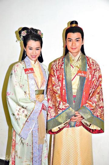患上感冒的胡杏兒,帶病穿上戲服,與羅仲謙為新劇開鏡拜神。(攝影﹕陳釗) 香香與吳卓羲齊齊穿上古裝,前者書童扮相十分可愛。(攝影﹕陳釗) 患上感冒的胡杏兒,帶病穿上戲服,與羅仲謙為新劇開鏡拜神。(攝影﹕陳釗) 香香與吳卓羲齊齊穿上古裝,前者書童扮相十分可愛。(攝影﹕陳釗)
