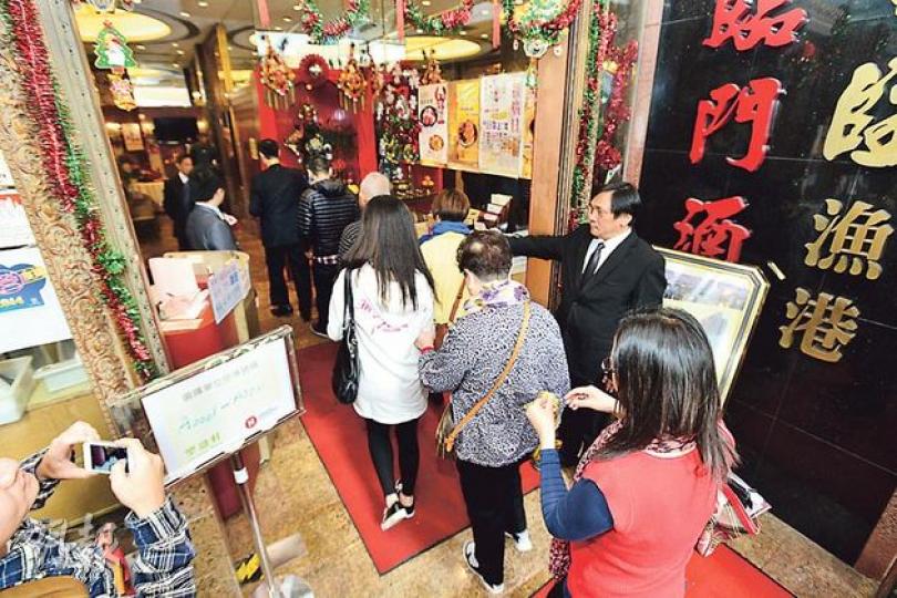 樂融軒雖位處筲箕灣,但揀樓及發售程序卻在長沙灣一間酒樓進行;就昨晨所見,進場買家多屬中年或較年長人士。(黃志東攝) 樂融軒雖位處筲箕灣,但揀樓及發售程序卻在長沙灣一間酒樓進行;就昨晨所見,進場買家多屬中年或較年長人士。(黃志東攝)