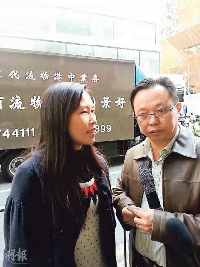 頭籌買家成氏夫婦﹕以約1086萬元購買一個極高層3房大戶,同時以月租約1.8萬元承租一個長者單位。假設他們承做五成按揭,供樓息率2.5厘及還款期20年計,每月供樓金額為2.87萬元,再加上租長者屋,即每月供樓及租樓開支將逾4.6萬元。(林可為攝)「縮沙」準買家﹕認為樓盤價錢貴,所以臨場沒有揀樓。(林可為攝) 頭籌買家成氏夫婦﹕以約1086萬元購買一個極高層3房大戶,同時以月租約1.8萬元承租一個長者單位。假設他們承做五成按揭,供樓息率2.5厘及還款期20年計,每月供樓金額為2.87萬元,再加上租長者屋,即每月供樓及租樓開支將逾4.6萬元。(林可為攝)「縮沙」準買家﹕認為樓盤價錢貴,所以臨場沒有揀樓。(林可為攝)