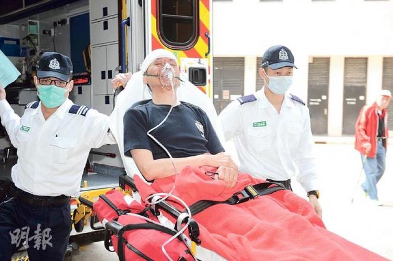 爆炸時玻璃碎片及雜物飛彈出廳外,男戶主頭部被擊中受傷送院。(蔡方山攝) 爆炸時玻璃碎片及雜物飛彈出廳外,男戶主頭部被擊中受傷送院。(蔡方山攝)