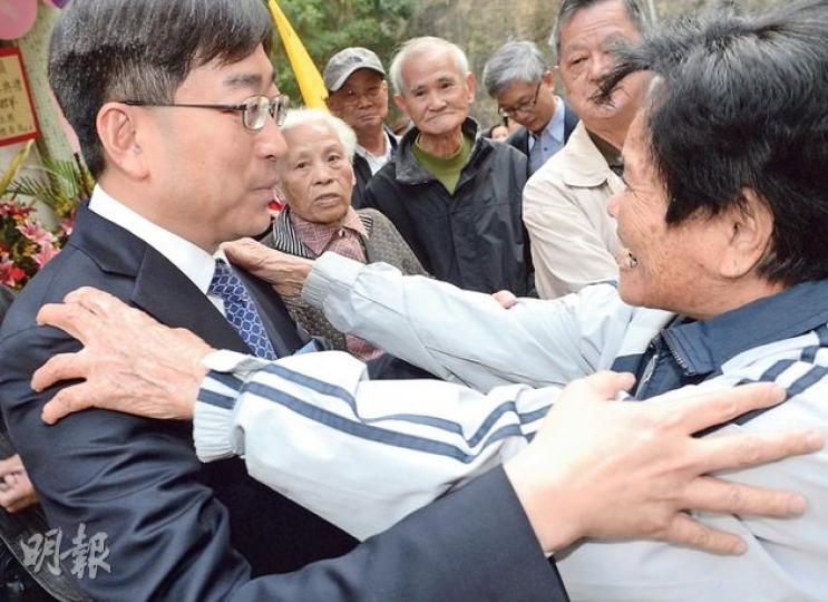 食物及衛生局長高永文(左)昨出席鍾樹根議員辦事處開幕,與街坊交談。對於H7N9疫情,高永文指出,已找到曾載染病80歲患者往醫院之的士司機,但仍未確定患者在深圳的感染源頭。(劉焌陶攝) 食物及衛生局長高永文(左)昨出席鍾樹根議員辦事處開幕,與街坊交談。對於H7N9疫情,高永文指出,已找到曾載染病80歲患者往醫院之的士司機,但仍未確定患者在深圳的感染源頭。(劉焌陶攝)