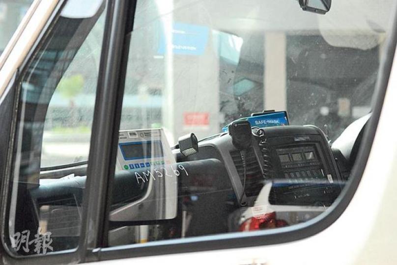 圖為救護車前座的通訊裝置,左方白色儀器為通知救護員救援事件的電腦系統,昨日系統故障下,改用右邊的對講機通訊。(楊德銘攝)消防處第三代調派系統接連故障,影響救援工作,前線救護員對此深感無奈。(楊德銘攝) 圖為救護車前座的通訊裝置,左方白色儀器為通知救護員救援事件的電腦系統,昨日系統故障下,改用右邊的對講機通訊。(楊德銘攝)消防處第三代調派系統接連故障,影響救援工作,前線救護員對此深感無奈。(楊德銘攝)