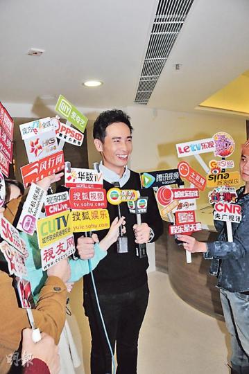 陳豪在醫院大堂接受傳媒訪問,同一時間陳茵媺出院。(攝影/記者:林祖傑)當知道傳媒發現陳茵媺時,陳豪即時面燶燶。(攝影/記者:林祖傑)由奶奶(後)陪同行秘密通道出院的陳茵媺,見到記者時保持笑容及友善揮手。(攝影/記者:林祖傑)陳茵媺為心急見B仔,不理記者勸阻,跨過鐵鏈走捷徑。(攝影/記者:林祖傑)「Mo仔」被包到冚,只露出少少眼眉。(攝影/記者:林祖傑)陪月員抱着「Mo仔」先行上車。(攝影/記者:林祖傑) 陳豪在醫院大堂接受傳媒訪問,同一時間陳茵媺出院。(攝影/記者:林祖傑)當知道傳媒發現陳茵媺時,陳豪即時面燶燶。(攝影/記者:林祖傑)由奶奶(後)陪同行秘密通道出院的陳茵媺,見到記者時保持笑容及友善揮手。(攝影/記者:林祖傑)陳茵媺為心急見B仔,不理記者勸阻,跨過鐵鏈走捷徑。(攝影/記者:林祖傑)「Mo仔」被包到冚,只露出少少眼眉。(攝影/記者:林祖傑)陪月員抱着「Mo仔」先行上車。(攝影/記者:林祖傑)