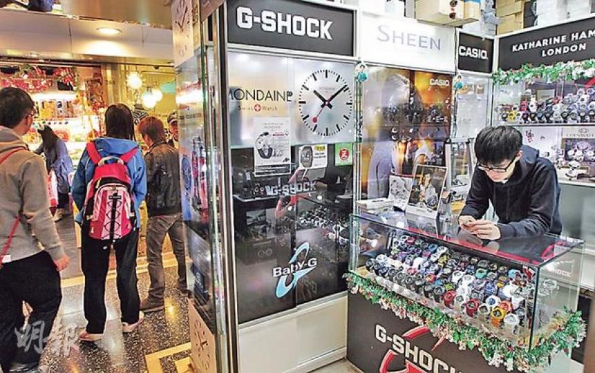 旺角潮流特區不少商戶都只有一個店員當值,店員閒時會拿出手機玩遊戲或看影片,有不法之徒近日趁店員忙着招呼客人沒放好手機,便「順手牽羊」 。(李澤彤攝) 旺角潮流特區不少商戶都只有一個店員當值,店員閒時會拿出手機玩遊戲或看影片,有不法之徒近日趁店員忙着招呼客人沒放好手機,便「順手牽羊」 。(李澤彤攝)
