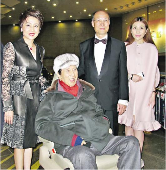 賭王何鴻燊與四太梁安琪、女兒超盈恭賀蘇樹輝(右二)娶新抱。(攝影/記者:林蘊兒) 賭王何鴻燊與四太梁安琪、女兒超盈恭賀蘇樹輝(右二)娶新抱。(攝影/記者:林蘊兒)