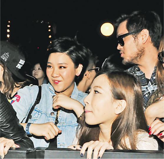 欣宜與友人睇騷,順道做埋跟得女友。(攝影:梁迺楠)欣宜男友Silas Lee前晚埋位工作。(攝影:梁迺楠)著名歌手Pharrell Williams壓軸表演,令現場觀眾瘋狂。(攝影:梁迺楠)陳冠希有份主辦前晚的戶外音樂節,身為主人家的他有參與演出。(攝影:梁迺楠) 欣宜與友人睇騷,順道做埋跟得女友。(攝影:梁迺楠)欣宜男友Silas Lee前晚埋位工作。(攝影:梁迺楠)著名歌手Pharrell Williams壓軸表演,令現場觀眾瘋狂。(攝影:梁迺楠)陳冠希有份主辦前晚的戶外音樂節,身為主人家的他有參與演出。(攝影:梁迺楠)