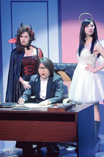 許亦妮以魔鬼打扮(左)與天使Look的高海寧(右)及林盛斌(中)演爆笑短劇籌款。(攝影:鍾偉茵)林盛斌坐在小寶大腿上合唱。(攝影:鍾偉茵) 許亦妮以魔鬼打扮(左)與天使Look的高海寧(右)及林盛斌(中)演爆笑短劇籌款。(攝影:鍾偉茵)林盛斌坐在小寶大腿上合唱。(攝影:鍾偉茵)
