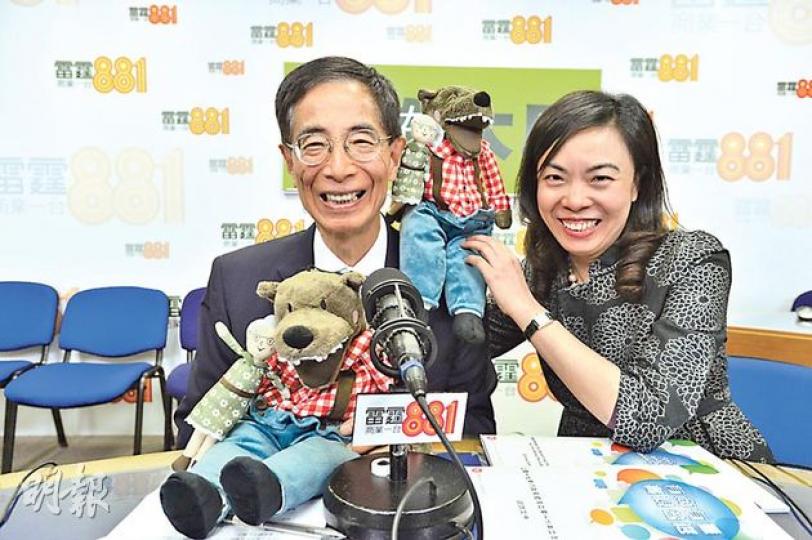民主黨創黨主席李柱銘(左)昨晚出席商台節目《左右大局》,與主持人李慧玲(右)拿起「路姆西」毛公仔合照,又指特首梁振英上周六回應市民擲雞蛋事件欠缺風度。(鄧宗弘攝) 民主黨創黨主席李柱銘(左)昨晚出席商台節目《左右大局》,與主持人李慧玲(右)拿起「路姆西」毛公仔合照,又指特首梁振英上周六回應市民擲雞蛋事件欠缺風度。(鄧宗弘攝)