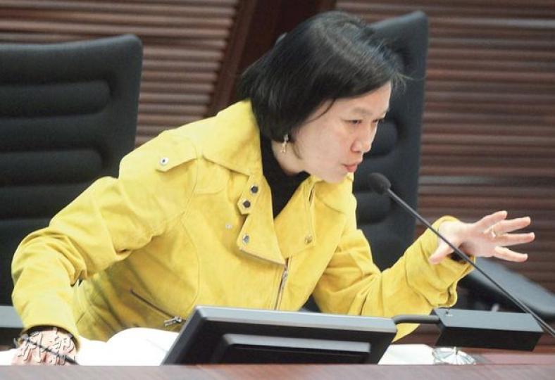「他(李飛)公開又不講清楚啲。」經民聯梁美芬表示,上月與李飛午宴時,他表明公民提名不符合《基本法》,認為李飛於公開場合表態是「婉轉」。(余俊亮攝)「香港除了搞革命是沒有第二條路,唔係掟你雞蛋,就嚟掟你汽油彈呀,我話畀你聽林鄭月娥!」黃毓民昨日在立法會發表惹火言論,但議員在委員會會議上發言受法例保障,可免法律追究。(余俊亮攝)政務司長林鄭月娥會上未有即時回應黃毓民的言論,但她在會後說:「如果黃議員稍後還有一些進一步的言語,我們覺得是受到人身安全威脅,我們都會採取適當的行動。」(余俊亮攝)(明報製圖 「他(李飛)公開又不講清楚啲。」經民聯梁美芬表示,上月與李飛午宴時,他表明公民提名不符合《基本法》,認為李飛於公開場合表態是「婉轉」。(余俊亮攝)「香港除了搞革命是沒有第二條路,唔係掟你雞蛋,就嚟掟你汽油彈呀,我話畀你聽林鄭月娥!」黃毓民昨日在立法會發表惹火言論,但議員在委員會會議上發言受法例保障,可免法律追究。(余俊亮攝)政務司長林鄭月娥會上未有即時回應黃毓民的言論,但她在會後說:「如果黃議員稍後還有一些進一步的言語,我們覺得是受到人身安全威脅,我們都會採取適當的行動。」(余俊亮攝)(明報製圖