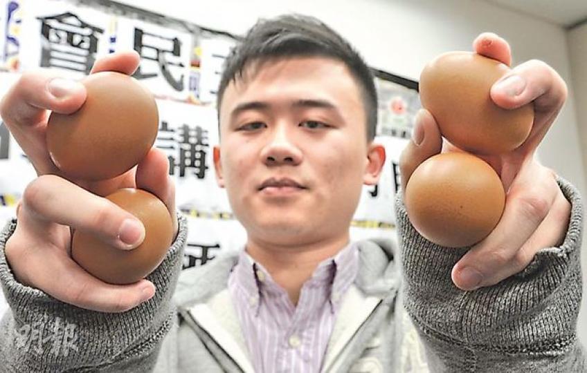 社民連昨交代「掟蛋」事件,社民連行政委員陳德章(圖)及成員曾浚瑛上周六在地區諮詢會向講台擲雞蛋及毛公仔示威被捕。社民連主席梁國雄表示,擲蛋是要向梁振英表達不要假普選的訴求,並無實質攻擊性,絕非梁所言的「暴力」行為。(余俊亮攝) 社民連昨交代「掟蛋」事件,社民連行政委員陳德章(圖)及成員曾浚瑛上周六在地區諮詢會向講台擲雞蛋及毛公仔示威被捕。社民連主席梁國雄表示,擲蛋是要向梁振英表達不要假普選的訴求,並無實質攻擊性,絕非梁所言的「暴力」行為。(余俊亮攝)
