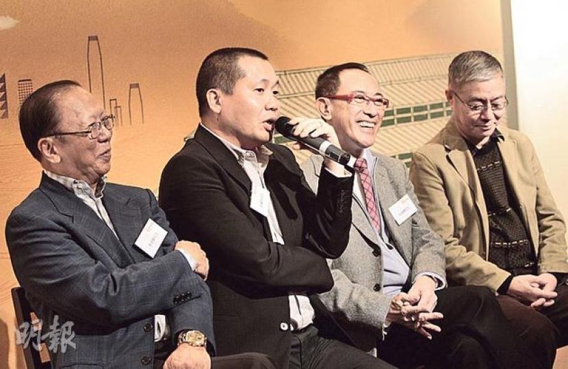 西九管理局表演藝術總監茹國烈(中)表示,雖然今年西九大戲棚加了票價,但仍低於市價,旁為協助今次大戲棚的藝術策劃李奇峰(左)及毛俊輝(右)。(李澤彤攝)(明報製圖) 西九管理局表演藝術總監茹國烈(中)表示,雖然今年西九大戲棚加了票價,但仍低於市價,旁為協助今次大戲棚的藝術策劃李奇峰(左)及毛俊輝(右)。(李澤彤攝)(明報製圖)