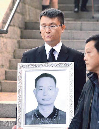 馮煒光手持父親馮錦鴻遺照離開教堂。(盧翊銘攝)現任新聞處長黃偉綸(左)同即將接任新聞處長嘅聶德權(右)都有出席喪禮。(盧翊銘攝) 馮煒光手持父親馮錦鴻遺照離開教堂。(盧翊銘攝)現任新聞處長黃偉綸(左)同即將接任新聞處長嘅聶德權(右)都有出席喪禮。(盧翊銘攝)