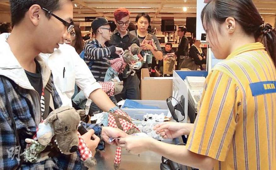 噚晚銅鑼灣IKEA派咗120個籌,畀市民即晚9點半後買「路姆西」公仔,每人限買1隻。(李澤彤攝) 噚晚銅鑼灣IKEA派咗120個籌,畀市民即晚9點半後買「路姆西」公仔,每人限買1隻。(李澤彤攝)