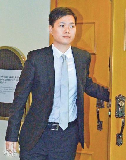 兩年前在街上胸襲少女判監3個月的前明愛醫院急症室醫生楊珏峰,醫委會昨裁定被告違紀罪成,因未能顯示有悔意並涉及暴力,故除牌1年半及不獲緩刑。(鄧宗弘攝) 兩年前在街上胸襲少女判監3個月的前明愛醫院急症室醫生楊珏峰,醫委會昨裁定被告違紀罪成,因未能顯示有悔意並涉及暴力,故除牌1年半及不獲緩刑。(鄧宗弘攝)