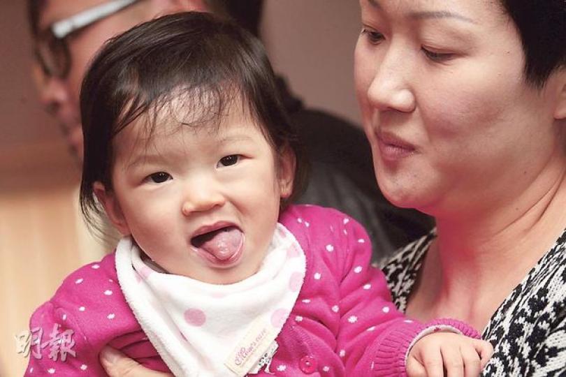 林太(右)的15個月大女兒莛宜(左)天生下顎後縮,在下顎裝上牽引成骨器半年後康復,除了終於可用口進食,面容亦回復精靈可愛。(郭慶輝攝)從下顎骨節間植入的牽引成骨器,每日扭動螺絲便能將骨骼新增1毫米,透過牽扯力刺激新骨增生,令凹陷位逐步移前擴闊呼吸道,維持拉伸約半年,面部結構可回復正常。(郭慶輝攝) 林太(右)的15個月大女兒莛宜(左)天生下顎後縮,在下顎裝上牽引成骨器半年後康復,除了終於可用口進食,面容亦回復精靈可愛。(郭慶輝攝)從下顎骨節間植入的牽引成骨器,每日扭動螺絲便能將骨骼新增1毫米,透過牽扯力刺激新骨增生,令凹陷位逐步移前擴闊呼吸道,維持拉伸約半年,面部結構可回復正常。(郭慶輝攝)