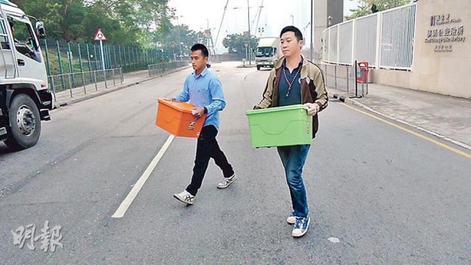 法醫替空姐陳曼儀剖屍,證實她是被勒死,重案組探員昨檢走兩箱證物。(林智傑攝) 法醫替空姐陳曼儀剖屍,證實她是被勒死,重案組探員昨檢走兩箱證物。(林智傑攝)
