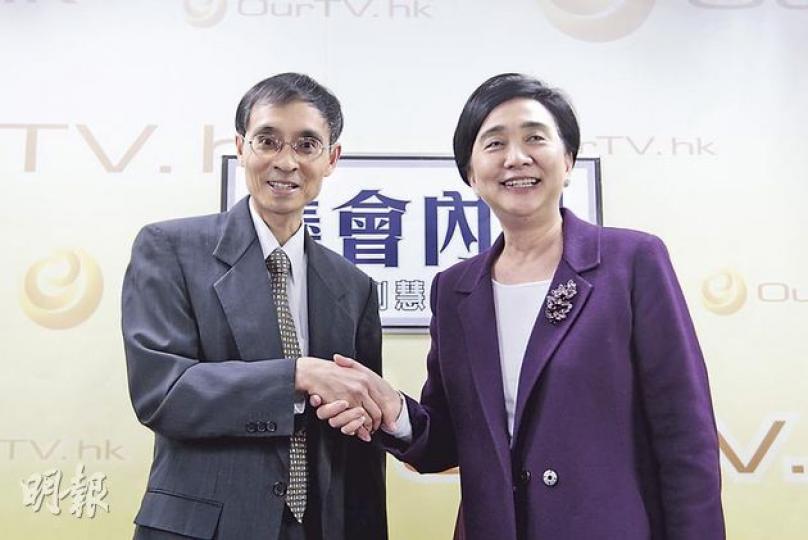 基本法委員會委員陳弘毅(左)昨接受民主黨主席劉慧卿(右)訪問,他說若是次政改最終拉倒,「很可能在2047前也沒有普選」,籲泛民勿「孤注一擲」。(李澤彤攝) 基本法委員會委員陳弘毅(左)昨接受民主黨主席劉慧卿(右)訪問,他說若是次政改最終拉倒,「很可能在2047前也沒有普選」,籲泛民勿「孤注一擲」。(李澤彤攝)