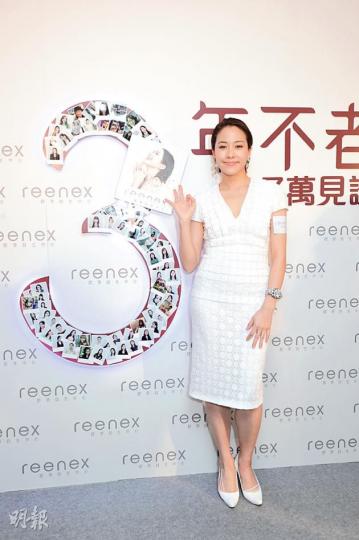 林嘉欣誕下細女後一直專心湊女,昨日是產後首度公開亮相,狀態不俗。(攝影/記者﹕李潔盈)林嘉欣展示她腹大便便時,雙手抱起大女Kayla的溫馨照。(攝影/記者﹕李潔盈) 林嘉欣誕下細女後一直專心湊女,昨日是產後首度公開亮相,狀態不俗。(攝影/記者﹕李潔盈)林嘉欣展示她腹大便便時,雙手抱起大女Kayla的溫馨照。(攝影/記者﹕李潔盈)
