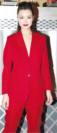 Janice Man穿上鮮紅色西裝中門大開,成功搶鏡。(攝影﹕梁楠迺) Janice Man穿上鮮紅色西裝中門大開,成功搶鏡。(攝影﹕梁楠迺)
