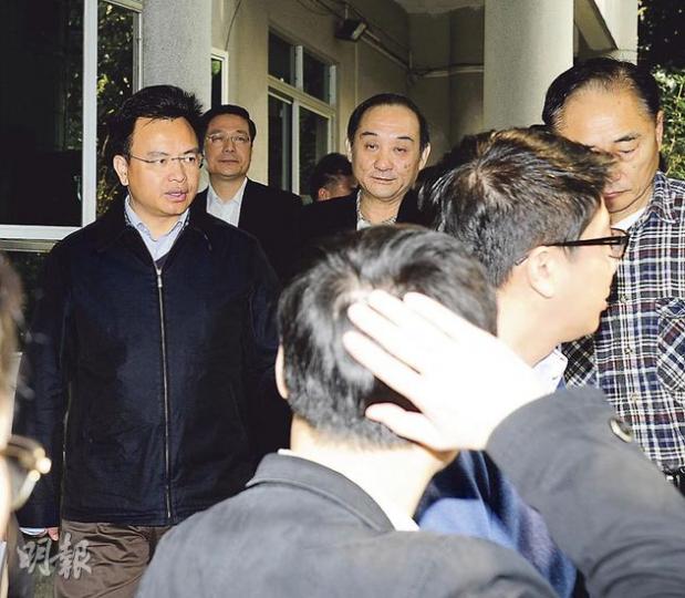 廣州市委書記萬慶良(左)由多名人員及紅線女的親友陪同下往弔唁。(攝影/記者﹕陳釗) 廣州市委書記萬慶良(左)由多名人員及紅線女的親友陪同下往弔唁。(攝影/記者﹕陳釗)