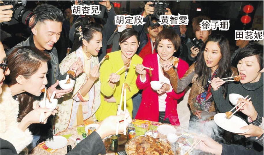 女藝員食盆菜時也顧不了儀態。(攝影:孫華中)黎耀祥與鍾嘉欣舉杯暢飲。(攝影:孫華中)朱慧敏笑言筍盤馬國明留給大家。(微博圖片) 女藝員食盆菜時也顧不了儀態。(攝影:孫華中)黎耀祥與鍾嘉欣舉杯暢飲。(攝影:孫華中)朱慧敏笑言筍盤馬國明留給大家。(微博圖片)