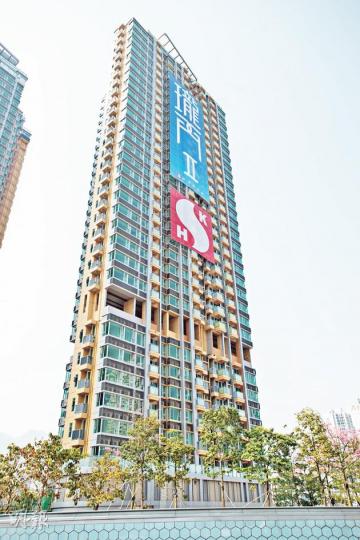 瓏門二期共提供911個單位,發展商昨日公布首批203伙之價單,佔項目22%,當中大部份為三、四房單位,折實平均呎價為9524元。(黃志東攝)(明報製圖) 瓏門二期共提供911個單位,發展商昨日公布首批203伙之價單,佔項目22%,當中大部份為三、四房單位,折實平均呎價為9524元。(黃志東攝)(明報製圖)