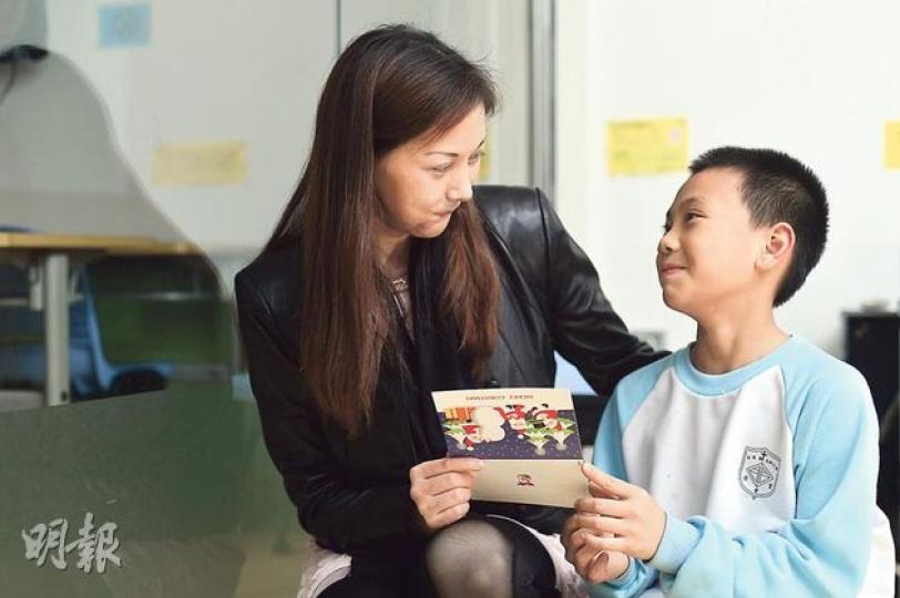 除了兒子送上心意卡打氣,易小玲的姨甥(右)本周亦提早向她送上聖誕卡,祝願她在台灣的手術成功,一同回港度農曆新年。(鄧宗弘攝) 除了兒子送上心意卡打氣,易小玲的姨甥(右)本周亦提早向她送上聖誕卡,祝願她在台灣的手術成功,一同回港度農曆新年。(鄧宗弘攝)