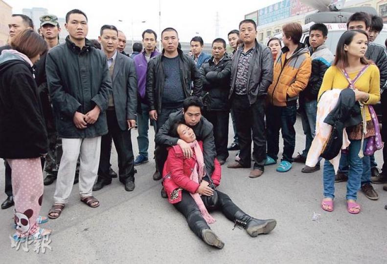火警後,大批死傷者家屬趕到現場,其中許女士(紅衣)得悉兩名胞妹及妹夫同葬身火海後,痛哭至暈倒地上。(李澤彤攝) 火警後,大批死傷者家屬趕到現場,其中許女士(紅衣)得悉兩名胞妹及妹夫同葬身火海後,痛哭至暈倒地上。(李澤彤攝)