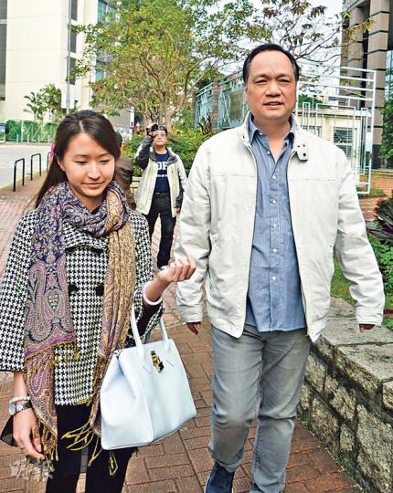 辯方傳召現職東方報業集團新聞社兩岸組的副主管黃啟財(圖右),以及同組的女記者黃筱妍(圖左)出庭作供。休庭期間,二人與被告溫日文(下圖)言談甚歡。(何海棠攝) 辯方傳召現職東方報業集團新聞社兩岸組的副主管黃啟財(圖右),以及同組的女記者黃筱妍(圖左)出庭作供。休庭期間,二人與被告溫日文(下圖)言談甚歡。(何海棠攝)