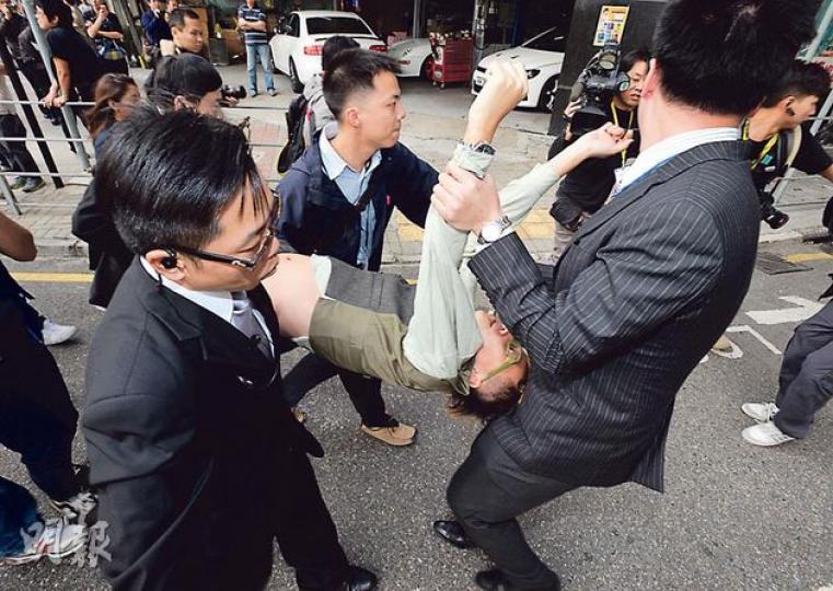 3名成功入場示威的藝術家後來被10多名保安員抬出場,當中陳可樂更被4名保安抓住手腳(圖)抬到距會場一條街地點。他對被抬走不感意外,稱這是非民主政府對付示威者的常見手法。 (盧翊銘攝)3名早前退展的藝術家成功進入「港深城市建築雙城雙年展」開幕禮,向台上主禮嘉賓特首梁振英示威,高舉標語要求他下台,但標語舉起不夠3秒鐘便被現場保安員撕毁。(盧翊銘攝) 3名成功入場示威的藝術家後來被10多名保安員抬出場,當中陳可樂更被4名保安抓住手腳(圖)抬到距會場一條街地點。他對被抬走不感意外,稱這是非民主政府對付示威者的常見手法。 (盧翊銘攝)3名早前退展的藝術家成功進入「港深城市建築雙城雙年展」開幕禮,向台上主禮嘉賓特首梁振英示威,高舉標語要求他下台,但標語舉起不夠3秒鐘便被現場保安員撕毁。(盧翊銘攝)