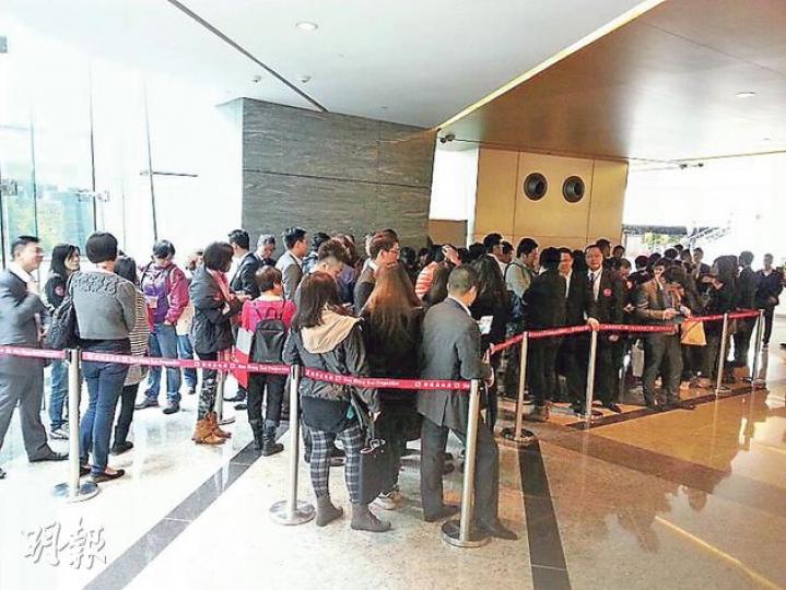 瓏門2期昨日首度開放示範單位予公眾參觀,在正式開放前一個多小時,已聚集大批代理在門外等候進場。(林尚民攝)瓏門2期首次開放的示範單位中,包括一個實用面積813方呎之四房戶,單位大廳及四個房間享同一景觀,這在第一期單位並沒有提供。(劉焌陶攝) 瓏門2期昨日首度開放示範單位予公眾參觀,在正式開放前一個多小時,已聚集大批代理在門外等候進場。(林尚民攝)瓏門2期首次開放的示範單位中,包括一個實用面積813方呎之四房戶,單位大廳及四個房間享同一景觀,這在第一期單位並沒有提供。(劉焌陶攝)