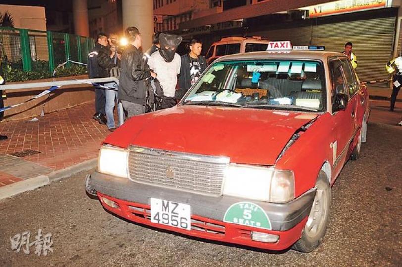 警方追截涉案的士近100公里後,4輛警車終在旺角通州街123號對開將的士截停,涉案的士司機(黑布蒙頭者)被警方拘捕。(蔡方山攝)駕駛警方隱形戰車(圖右銀色私家車)追截瘋狂的士的交通警員「華仔」,表示追截期間驚險萬分,幸無造成市民傷亡,稱今次追車近100公里,「可算是一項紀錄」。(蔡方山攝)警方在的士車尾箱,發現懷疑是的士的原有車牌,疑遭人拆下放於車尾箱。(蔡方山攝) 警方追截涉案的士近100公里後,4輛警車終在旺角通州街123號對開將的士截停,涉案的士司機(黑布蒙頭者)被警方拘捕。(蔡方山攝)駕駛警方隱形戰車(圖右銀色私家車)追截瘋狂的士的交通警員「華仔」,表示追截期間驚險萬分,幸無造成市民傷亡,稱今次追車近100公里,「可算是一項紀錄」。(蔡方山攝)警方在的士車尾箱,發現懷疑是的士的原有車牌,疑遭人拆下放於車尾箱。(蔡方山攝)