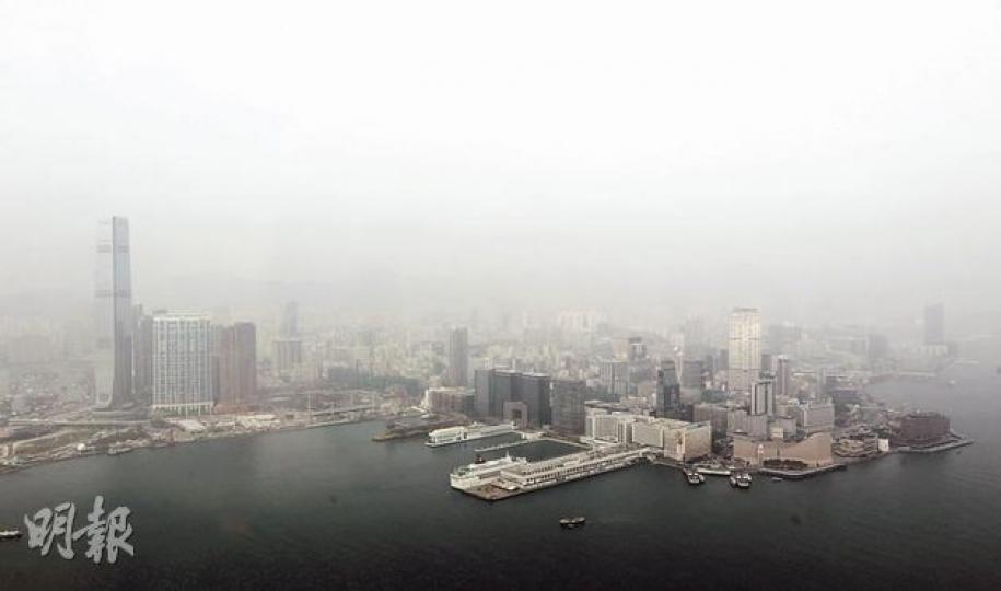 近日內地受霧霾影響,污染物亦隨東北季候風吹到香港,昨日維港上空一片灰色。本月環保署多個空氣監測站全日都錄得偏高的空氣污染級別水平,較去年同期差。(李澤彤攝)近日空氣污染嚴重,面對渾濁空氣,有路經中環的女士以頭髮掩鼻。(李澤彤攝) 近日內地受霧霾影響,污染物亦隨東北季候風吹到香港,昨日維港上空一片灰色。本月環保署多個空氣監測站全日都錄得偏高的空氣污染級別水平,較去年同期差。(李澤彤攝)近日空氣污染嚴重,面對渾濁空氣,有路經中環的女士以頭髮掩鼻。(李澤彤攝)