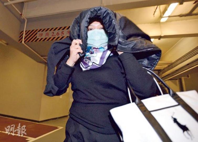 女事主林敏(圖)供稱,得悉兒子派位成績不理想後感到低落和混亂,然後到處詢問「叩門」的方法。(盧翊銘攝)報稱科技公司東主的被告林樹圻,被控兩項以欺騙手段取得財產罪受審,但他表現得非常輕鬆。(盧翊銘攝) 女事主林敏(圖)供稱,得悉兒子派位成績不理想後感到低落和混亂,然後到處詢問「叩門」的方法。(盧翊銘攝)報稱科技公司東主的被告林樹圻,被控兩項以欺騙手段取得財產罪受審,但他表現得非常輕鬆。(盧翊銘攝)