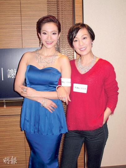 王君馨(左)與江美儀(右)試戴名貴鑽飾,準備於台慶頒獎禮上鬥閃爆。(攝影/記者:孫慧莊) 王君馨(左)與江美儀(右)試戴名貴鑽飾,準備於台慶頒獎禮上鬥閃爆。(攝影/記者:孫慧莊)