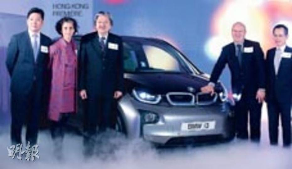 寶馬昨日將引進其純電動車型i3(圖)入香港,身穿「靚西裝」的財政司長曾俊華現身撐場,更親身試坐。(劉焌陶攝) 寶馬昨日將引進其純電動車型i3(圖)入香港,身穿「靚西裝」的財政司長曾俊華現身撐場,更親身試坐。(劉焌陶攝)
