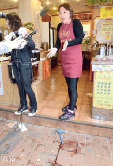 意外現場旁的涼茶舖員工游女士(右)憶述,在涼茶舖門前擺檔的陳伯被車輪撞至倒卧血泊中。(劉焌陶攝) 意外現場旁的涼茶舖員工游女士(右)憶述,在涼茶舖門前擺檔的陳伯被車輪撞至倒卧血泊中。(劉焌陶攝)