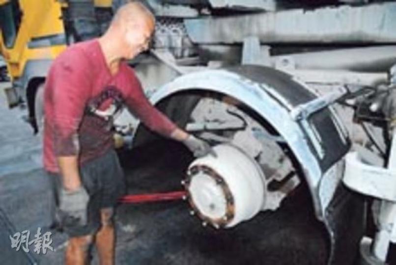 補胎師傅表示,重型車更換輪胎時,不會拆除煞車鼓連接車軸的主螺絲。圖為補胎師傅指出同類型煞車鼓。(伍浦鋒攝) 補胎師傅表示,重型車更換輪胎時,不會拆除煞車鼓連接車軸的主螺絲。圖為補胎師傅指出同類型煞車鼓。(伍浦鋒攝)