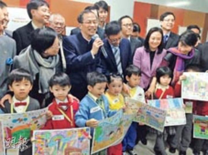 立法會主席曾鈺成噚日聯同議員主持「兒童畫廊」開幕禮,曾主席見到小朋友就笑到見牙唔見眼,仲同小朋友逐個影相。(楊康琪攝)由家到2015年,立法會綜合大樓外嘅圍板都會貼滿小朋友嘅畫作,大家有時間可以去呢個「兒童畫廊」睇吓。(楊康琪攝) 立法會主席曾鈺成噚日聯同議員主持「兒童畫廊」開幕禮,曾主席見到小朋友就笑到見牙唔見眼,仲同小朋友逐個影相。(楊康琪攝)由家到2015年,立法會綜合大樓外嘅圍板都會貼滿小朋友嘅畫作,大家有時間可以去呢個「兒童畫廊」睇吓。(楊康琪攝)