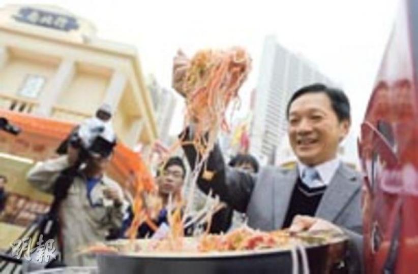安記海味董事總經理潘權輝(圖右)昨於會場內展示該店今年的創意年貨鮑撈起,並指今年該公司力谷中價貨產品,以追回貴價貨銷量下跌所帶來的影響。(余俊亮攝) 安記海味董事總經理潘權輝(圖右)昨於會場內展示該店今年的創意年貨鮑撈起,並指今年該公司力谷中價貨產品,以追回貴價貨銷量下跌所帶來的影響。(余俊亮攝)