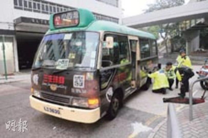 專線小巴在柴灣寧富街總站倒車時撞斃過路婦人,警方事後在場調查,並仔細檢查小巴尾輪。(湯俊彥攝) 專線小巴在柴灣寧富街總站倒車時撞斃過路婦人,警方事後在場調查,並仔細檢查小巴尾輪。(湯俊彥攝)