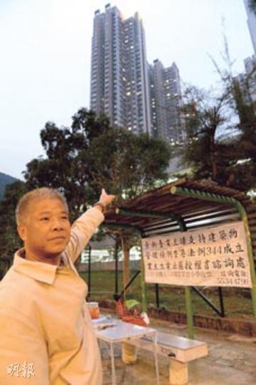 屯門景新臺一些業主提出成立業主立案法團,卻遇到業主委員會強烈反對,籌備法團的召集人李雲青(圖)指出,他們被迫在遠離屋苑的斜路上向業主宣傳。(劉焌陶攝)景新臺業主委員會主席龐熙華(圖)解釋,反對成立業主立案法團的原因是法例賦予法團太大權力,容易出現貪污。(劉焌陶攝) 屯門景新臺一些業主提出成立業主立案法團,卻遇到業主委員會強烈反對,籌備法團的召集人李雲青(圖)指出,他們被迫在遠離屋苑的斜路上向業主宣傳。(劉焌陶攝)景新臺業主委員會主席龐熙華(圖)解釋,反對成立業主立案法團的原因是法例賦予法團太大權力,容易出現貪污。(劉焌陶攝)