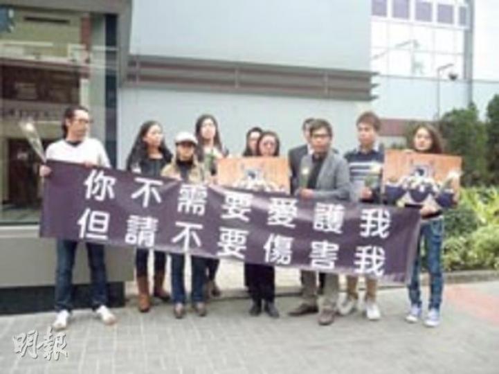 「十八區動物保護專員」多名成員及元朗區議員鄺俊宇(右二)昨到庭聽取裁決。召集人麥志豪(右三)表示,他相信市民及動物都會感激本案兩名控方證人出庭舉證被告。該組職成員李麗梅(右一)及羅麗珊(右四)聽罷裁決,於庭上激動落淚。(何海棠攝) 「十八區動物保護專員」多名成員及元朗區議員鄺俊宇(右二)昨到庭聽取裁決。召集人麥志豪(右三)表示,他相信市民及動物都會感激本案兩名控方證人出庭舉證被告。該組職成員李麗梅(右一)及羅麗珊(右四)聽罷裁決,於庭上激動落淚。(何海棠攝)