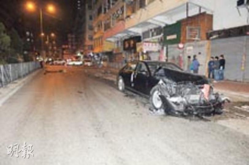 價值約200萬港元的豪華平治房車,於意外中車頭被撞至嚴重損毁。(蔡方山攝)的士車身被撞至嚴重變形。(蔡方山攝) 價值約200萬港元的豪華平治房車,於意外中車頭被撞至嚴重損毁。(蔡方山攝)的士車身被撞至嚴重變形。(蔡方山攝)