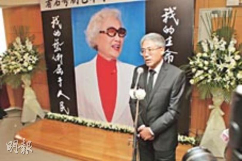馬鼎盛稱母親遺願是粵劇重拾光輝。(攝影/記者﹕梁榮達)馬鼎盛、馬鼎昌及紅虹在台下觀看特輯時,馬鼎昌(中)邊看邊飲泣。(攝影/記者﹕梁榮達)紅虹為失去母親感傷痛。(攝影/記者﹕梁榮達)女姐的家姐昨日也有出席追思會。(攝影/記者﹕梁榮達)女姐長子馬鼎昌稱母親是愛國人士,當年曾捐10萬元到內地。(攝影/記者﹕梁榮達) 馬鼎盛稱母親遺願是粵劇重拾光輝。(攝影/記者﹕梁榮達)馬鼎盛、馬鼎昌及紅虹在台下觀看特輯時,馬鼎昌(中)邊看邊飲泣。(攝影/記者﹕梁榮達)紅虹為失去母親感傷痛。(攝影/記者﹕梁榮達)女姐的家姐昨日也有出席追思會。(攝影/記者﹕梁榮達)女姐長子馬鼎昌稱母親是愛國人士,當年曾捐10萬元到內地。(攝影/記者﹕梁榮達)